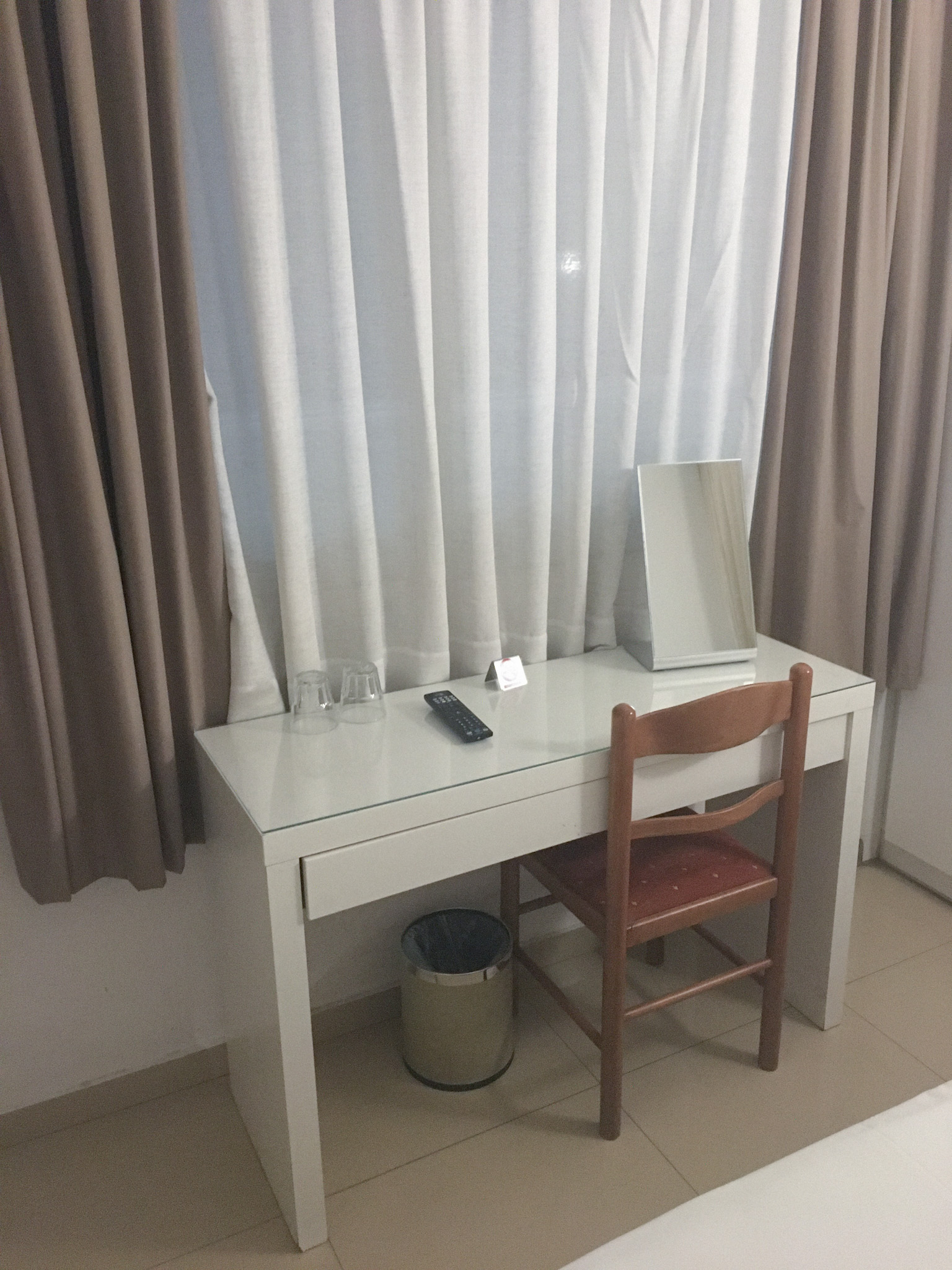 desk-vanity in hotel metropolis