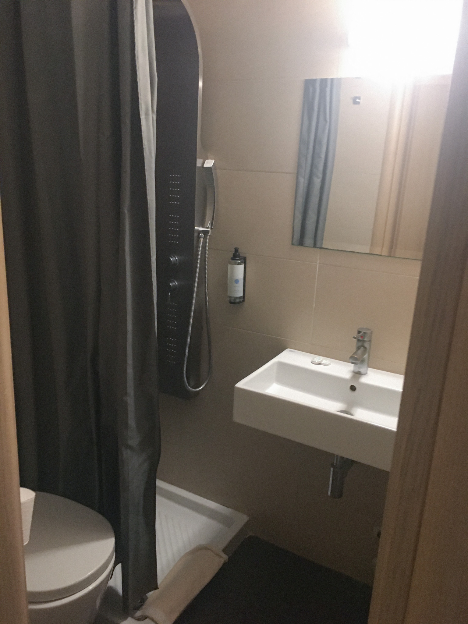 hotel metropolis bathroom