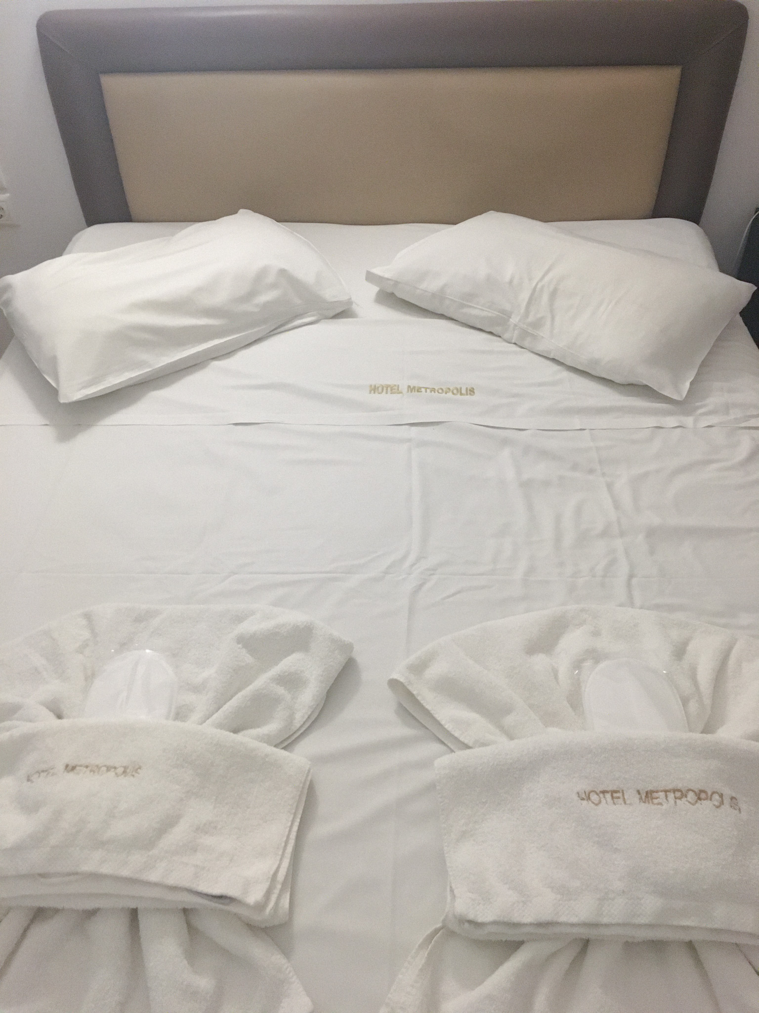 hotel metropolis bed
